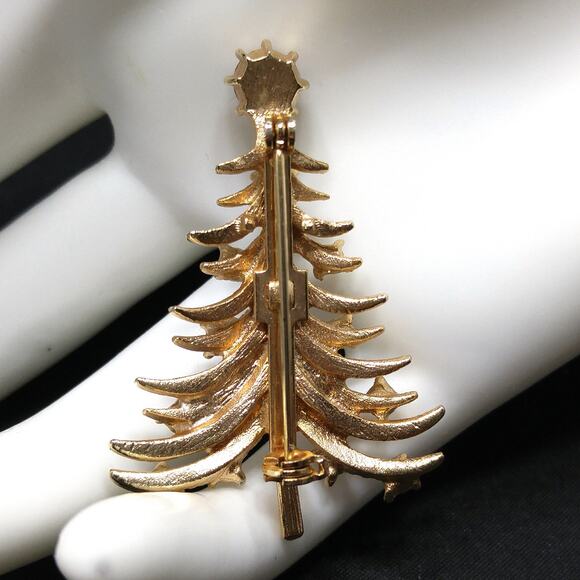 Vintage Christmas Tree Brooch, 1960s Gold Plated Holiday Pin - Picture 5 of 10